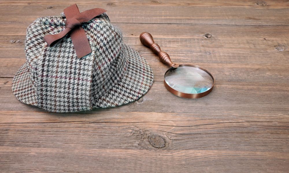 detective cap and magnifying glass, 3 elements of crime fiction